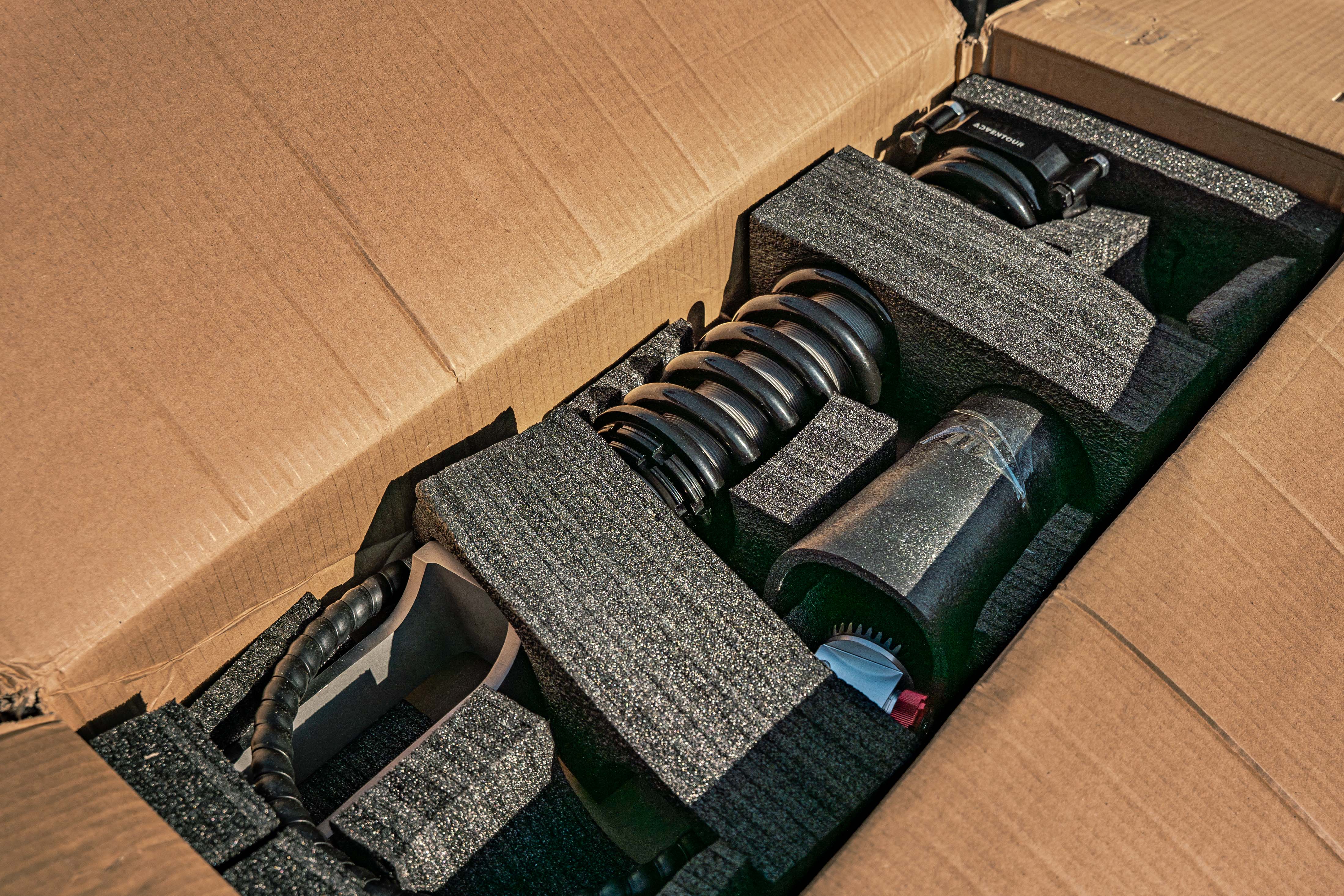 Adventour Outdoor | Porsche Cayenne Gen 1 955/957 (2002–2010) 2.5″ Coilovers Lift Kit with Adjuster and Reservoir