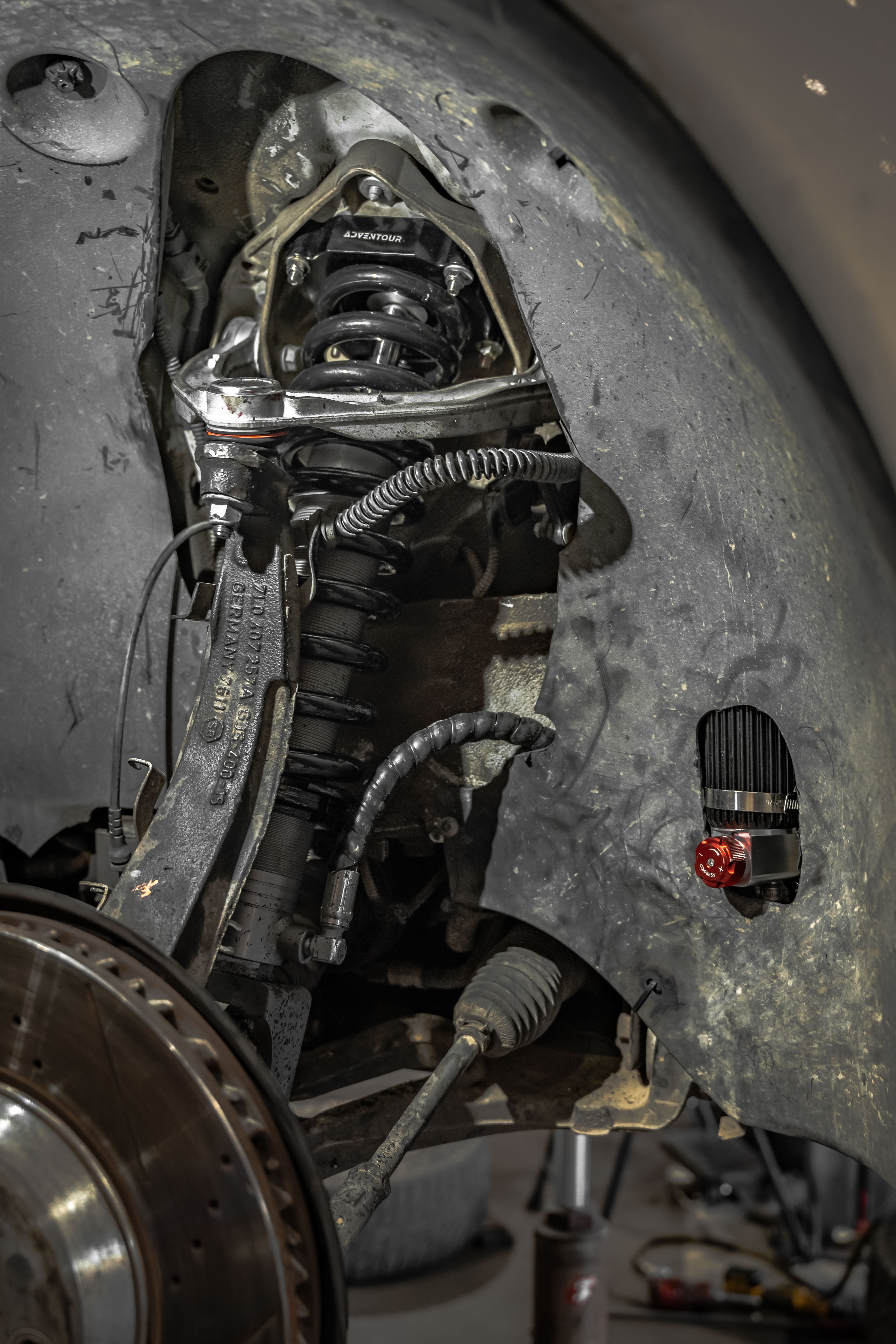 Adventour Outdoor | Porsche Cayenne Gen 1 955/957 (2002–2010) 2.5″ Coilovers Lift Kit with Adjuster and Reservoir