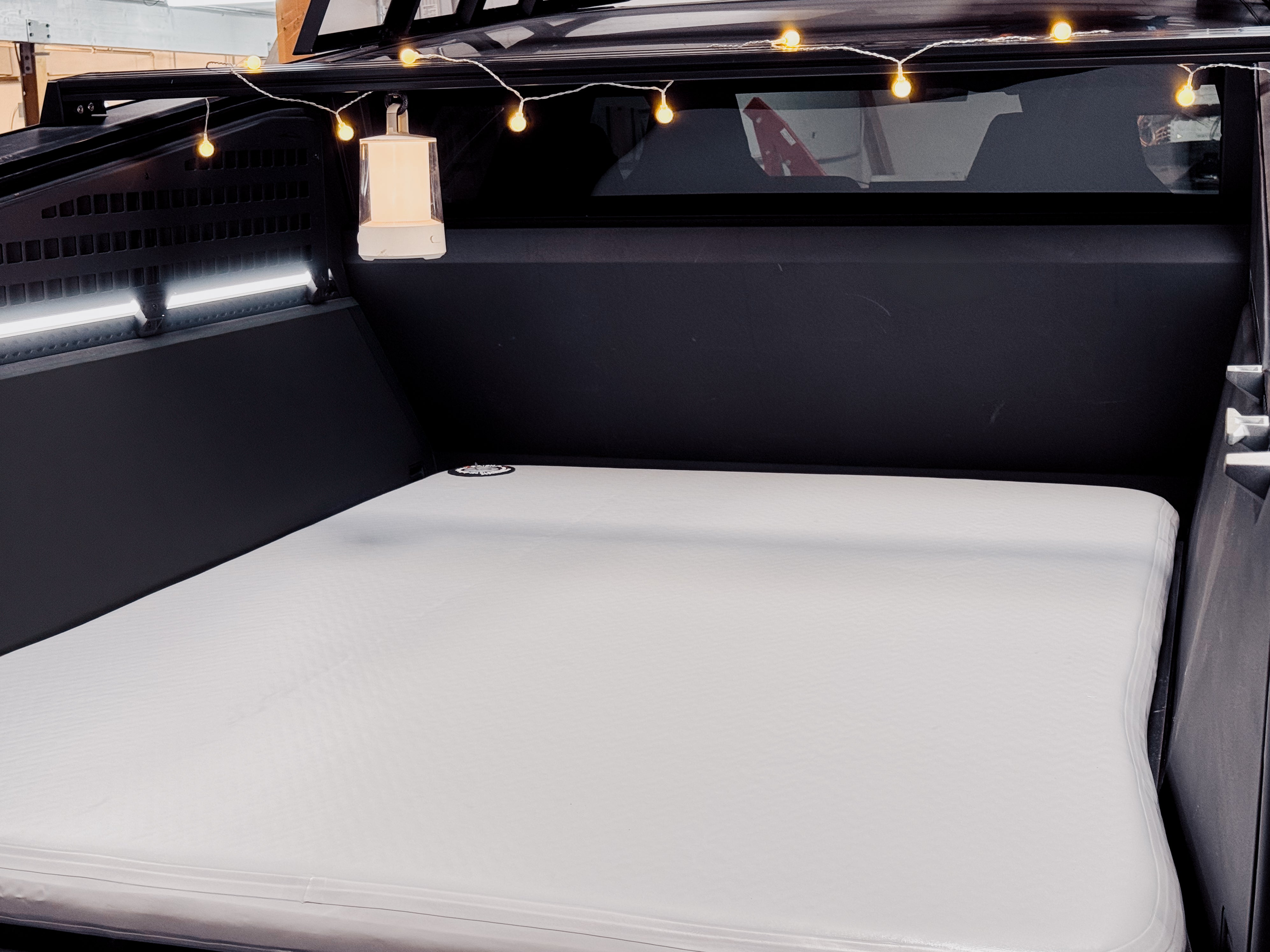 TESLA CYBERTRUCK MARS BASECAMP™ AIR MATTRESS