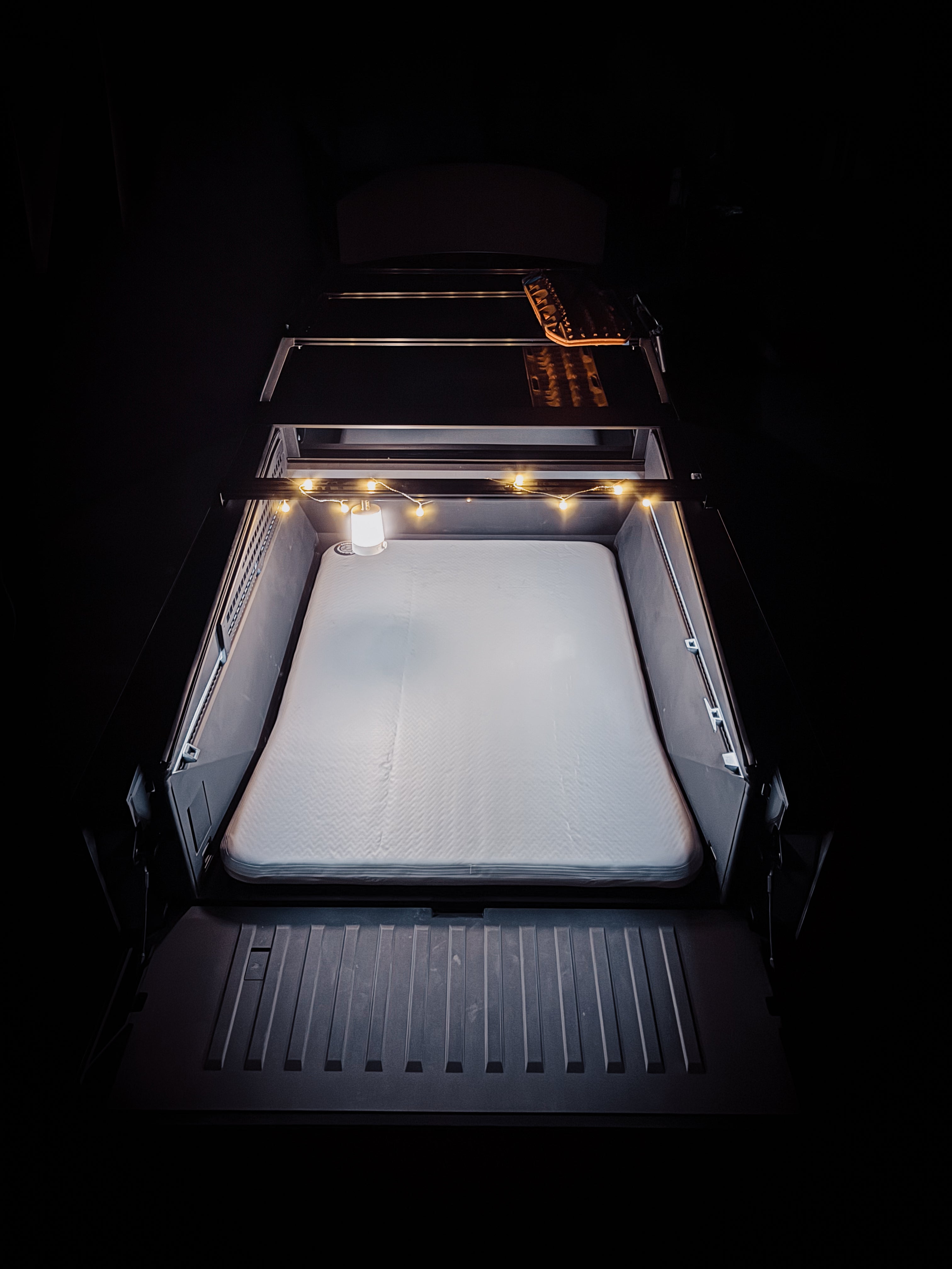 TESLA CYBERTRUCK MARS BASECAMP™ AIR MATTRESS